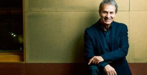 Μένουμε σπίτι στο MEGA με τον Γιώργο Νταλάρα και τα τραγούδια Θεοδωράκη – Τσιτσάνη