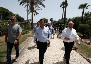 Αυτοψία Άδωνι Γεωργιάδη στην Ακτή Βουλιαγμένης  – Το αδιαχώρητο στην πλαζ