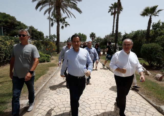 Αυτοψία Άδωνι Γεωργιάδη στην Ακτή Βουλιαγμένης  – Το αδιαχώρητο στην πλαζ