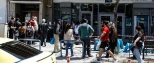Άρση μέτρων : Συνωστισμός σε τράπεζες και δημόσιες υπηρεσίες