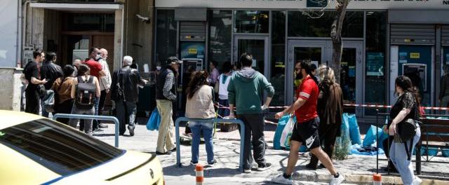 Άρση μέτρων : Συνωστισμός σε τράπεζες και δημόσιες υπηρεσίες
