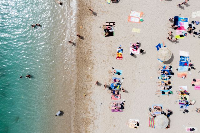 Evening Standard: Οι Έλληνες κατέκλυσαν τις παραλίες μετά την άρση του lockdown