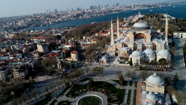 Οργιάζει ο τουρκικός τύπος : Η Αγιά Σοφιά μετατρέπεται σε τέμενος