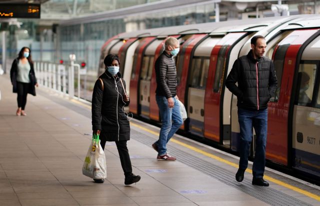 Απογοήτευση στη Βρετανία με τους χειρισμούς Τζόνσον για τον κοροναϊό