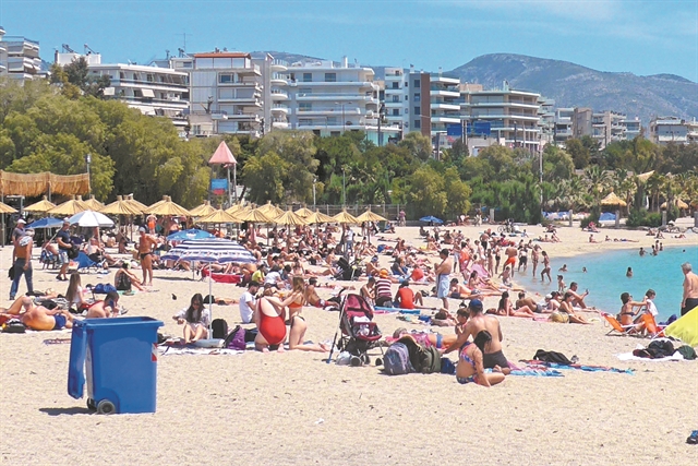 Αγκαλιά και πλάι πλάι σε πάρκα, πλατείες και παραλίες