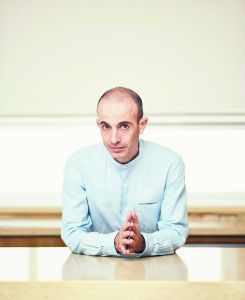Γιουβάλ Νώε Χαράρι: Η ανεξέλεγκτη παρακολούθηση ανοίγει τη λεωφόρο προς τη δικτατορία