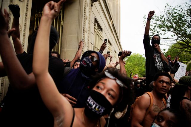 Ο Τραμπ απειλεί τους διαδηλωτές του Λευκού Οίκου με «μοχθηρούς σκύλους»  και όπλα – Συνεχίζεται τo χάος στις ΗΠΑ