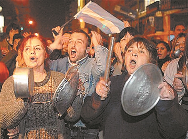 Το ατέλειωτο τάνγκο με τη… χρεοκοπία