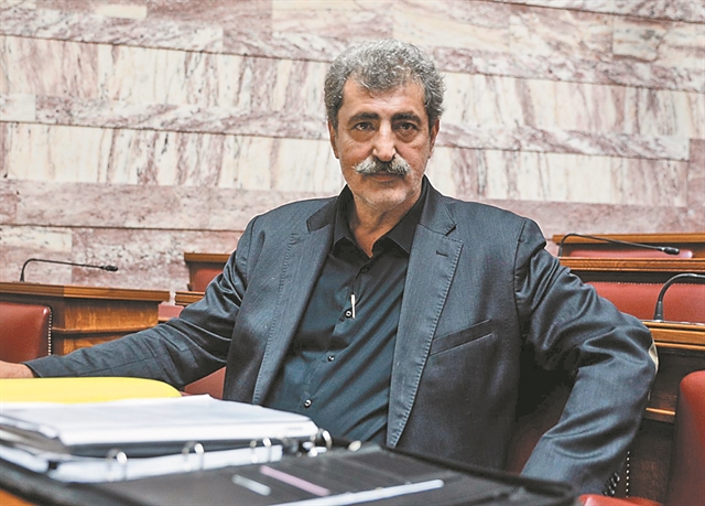 Μια βιβλιοθήκη, μια γραβάτα και ο Κασιδιάρης