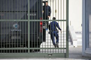 Κελιά-σουίτες με επιδαπέδια κλιματιστικά και τουαλέτες με… ψηφιδωτά  βρέθηκαν σε φυλακές