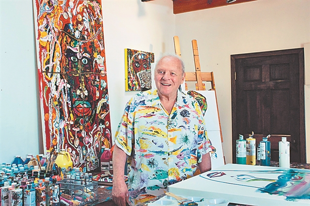 Το βίντεο του αυτοεγκλεισμού και τα έργα ζωγραφικής του Αντονι Χόπκινς