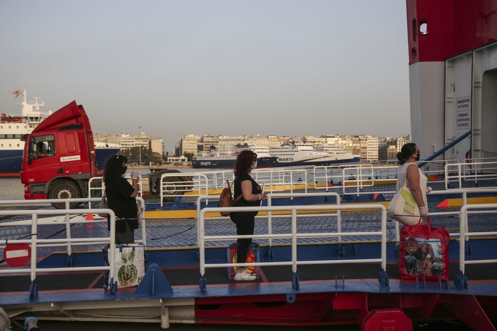 Ελεύθερες οι μετακινήσεις στα νησιά από Δευτέρα – Τι ισχύει για πλοίο και αεροπλάνο