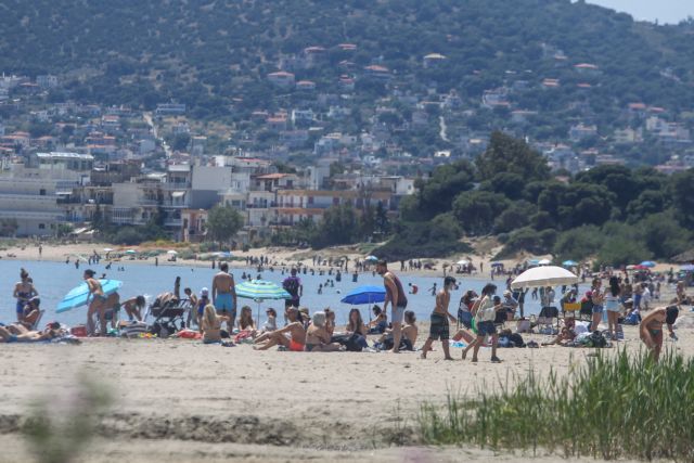 Συνωστισμός στις παραλίες της Αττικής το Σάββατο σαν να μην τρέχει τίποτα