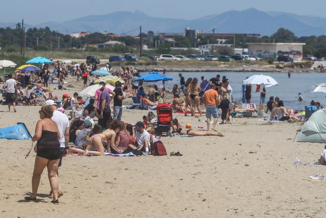 Ξεκίνησαν τα πρώτα μπάνια – Γεμάτες οι παραλίες