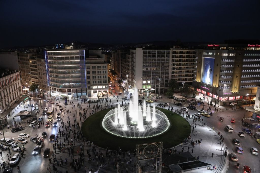 Μαγεία στην πλατεία Ομονοίας – Κλέβει τις εντυπώσεις το συντριβάνι