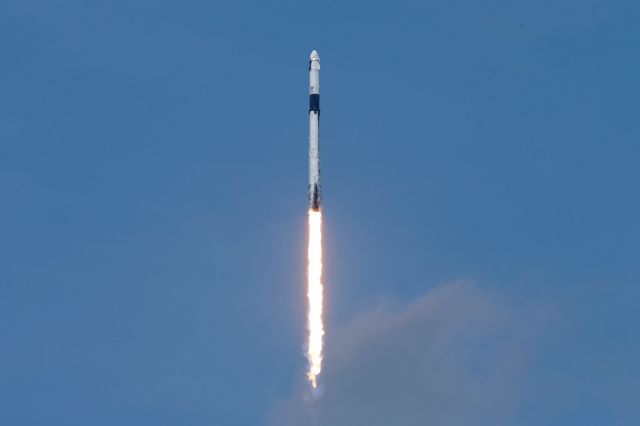 H SpaceX γράφει ιστορία : Πετυχημένη η εκτόξευση της επανδρωμένης αποστολής στο διάστημα