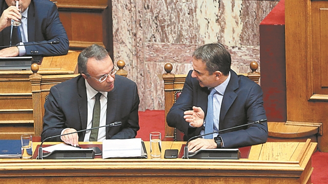 Καμία σκέψη για μείωση μισθών στο Δημόσιο