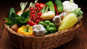 Κοροναϊός: Μεταδίδεται από τα τρόφιμα; Είναι ασφαλές το πόσιμο νερό;