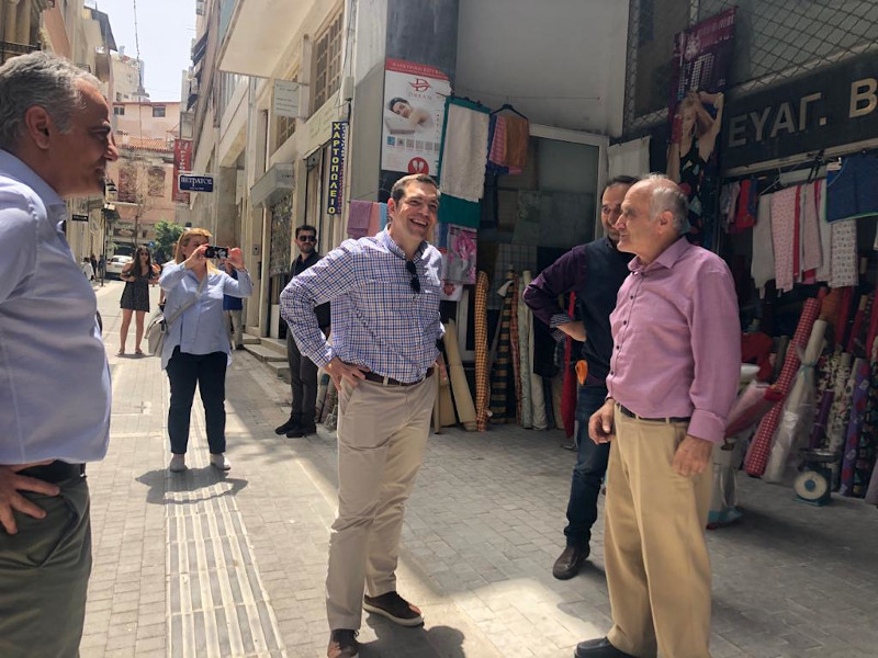 Ο Αλέξης Τσίπρας συζήτησε με καταστηματάρχες στο κέντρο της Αθήνας