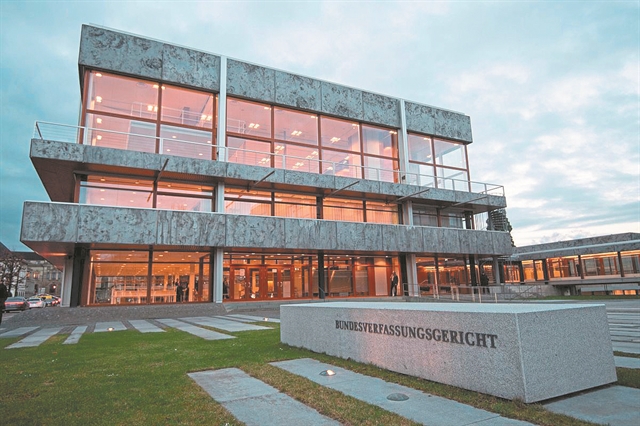 Εμμεση στήριξη στην Καρλσρούη