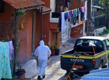 Επεισόδια στη Λάρισα: Αρνούνται να μεταφερθούν οι 35 Ρομά με κοροναϊό