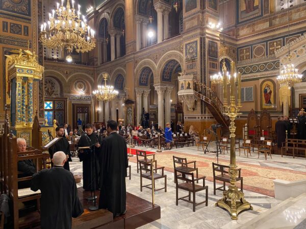 Λαμπρή Ανάσταση σε όλη την Ελλάδα – Πλήθος κόσμου στις λειτουργίες