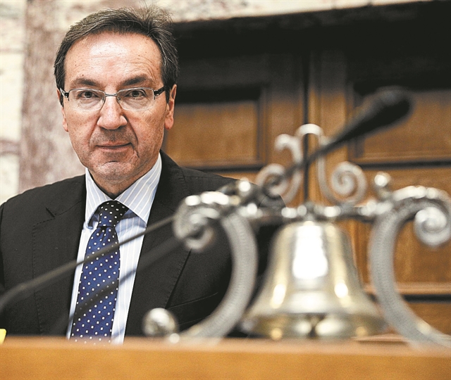 Εξοδος στην αγορά με διπλό μήνυμα