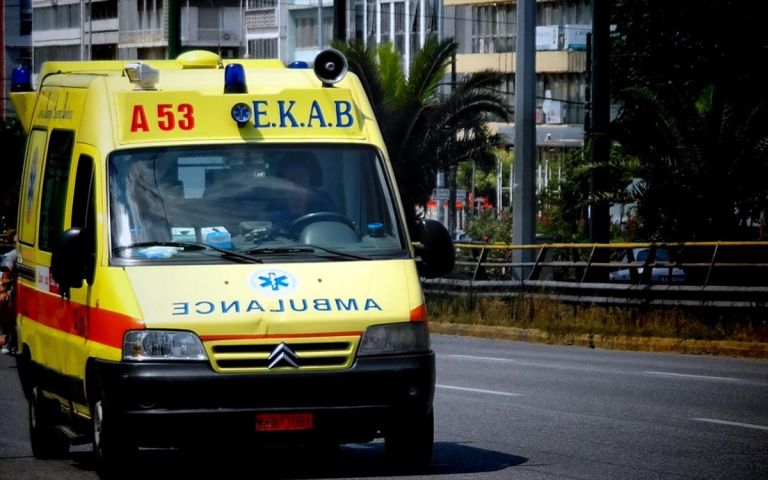 Σοκ στην Καλλιθέα: Επιτέθηκαν με βιτριόλι σε 34χρονη στη μέση του δρόμου | tanea.gr