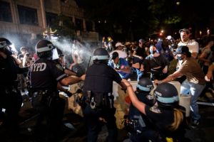 ΗΠΑ: Με βία απαντούν οι αστυνομικοί στις μαζικές διαδηλώσεις και τα επεισόδια