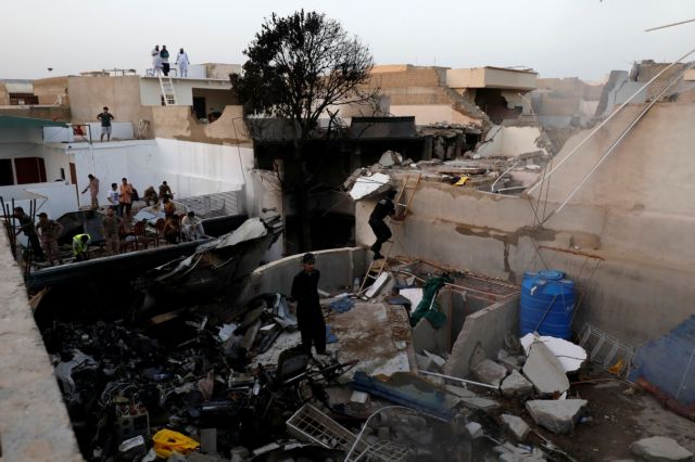 Πακιστάν: Συγκλονίζουν οι μαρτυρίες των δύο επιζώντων της αεροπορικής τραγωδίας