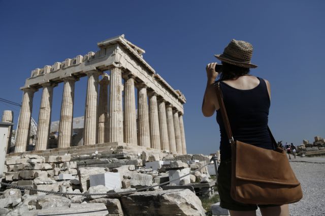 Ποιοι επισκέπτες μπορούν να έρθουν στην Ελλάδα και πώς θα φιλοξενηθούν