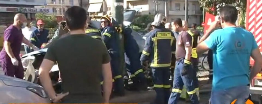 Σοβαρό τροχαίο στη Συγγρού με εγκλωβισμό γυναίκας