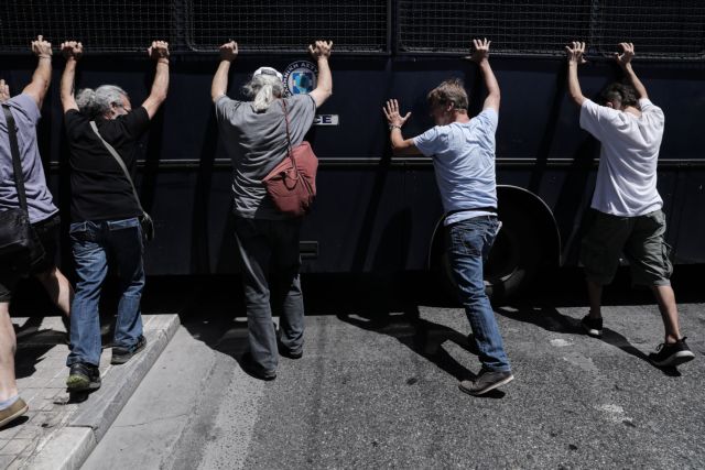 Ένταση στο συλλαλητήριο των εκπαιδευτικών έξω από τη Βουλή