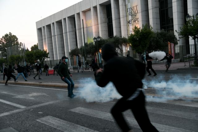 Δίωξη για τέσσερα πλημμελήματα για τα επεισόδια έξω από την αμερικάνικη πρεσβεία