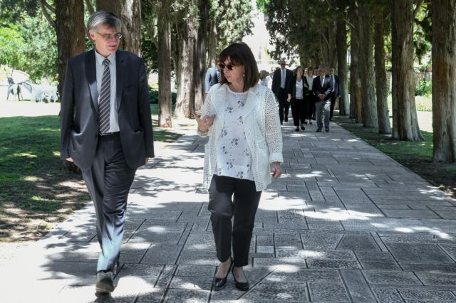 Τι γύρευαν 26 γιατροί και ο Τσιόδρας στο Προεδρικό Μέγαρο;