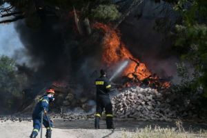 Μάχη με τις φλόγες στο Άγιο Όρος – Μαίνεται η φωτιά