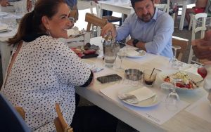 Για ψαράκι στην Κρήτη Νίκος Χαρδαλιάς και Ντόρα Μπακογιάννη