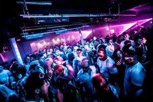 Βρετανία: Εφοδοι για παράνομες λόγω κοροναϊού συναθροίσεις