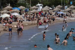 Ξεχύθηκαν στις παραλίες χωρίς κανένα μέτρο προφύλαξης