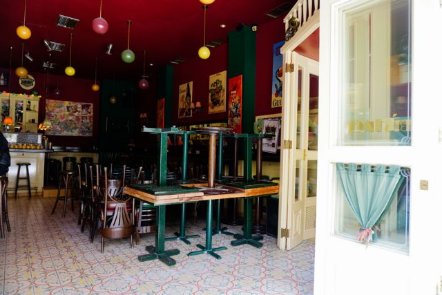 Αδεια τραπέζια στα μαγαζιά, χωρίς λεφτά πολύς κόσμος