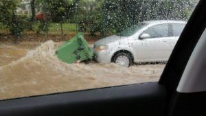 Άνοιξαν οι ουρανοί: Σφοδρή χαλαζόπτωση στην Αθήνα – Πλημμύρισε η Μεσογείων