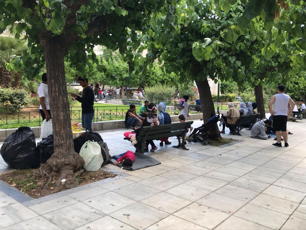 Στην πλατεία Βικτωρίας διανυκτέρευσαν άστεγες οικογένειες προσφύγων