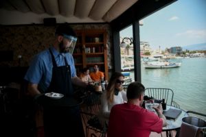 Σε ποια προϊόντα και υπηρεσίες θα ισχύσει η μείωση του ΦΠΑ