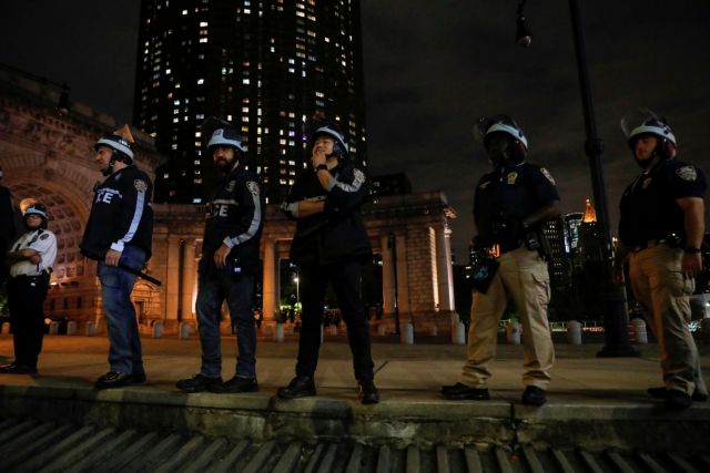 Βαθιά διχασμένες οι ΗΠΑ: Στριμωγμένος ο Τραμπ καθώς πολιτικοποιείται η κρίση