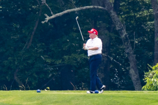 Ο Τραμπ πήγε για γκολφ την ώρα που η πανδημία σαρώνει τις ΗΠΑ