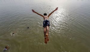 Πόσο επηρεάζουν τη διασπορά του φονικού ιού η θερμοκρασία και η υγρασία