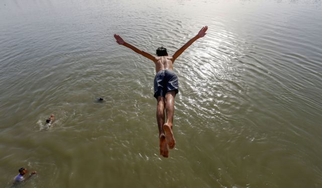 Πόσο επηρεάζουν τη διασπορά του φονικού ιού η θερμοκρασία και η υγρασία