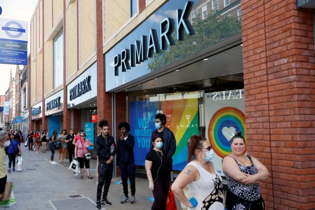 Ανοιξαν τα εμπορικά καταστήματα στη Βρετανία