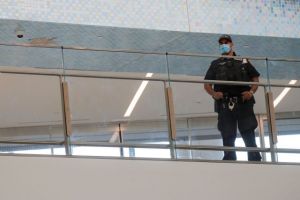 Νέα Υόρκη: Στο νοσοκομείο τρεις αστυνομικοί – Πιθανότατα τους έριξαν χλωρίνη στο μίλκσεικ