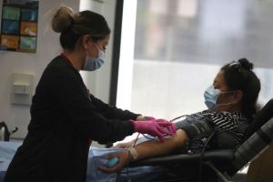 Ενθαρρυντικά τα δεδομένα θεραπείας με πλάσμα αίματος από ασθενείς που γιατρεύτηκαν